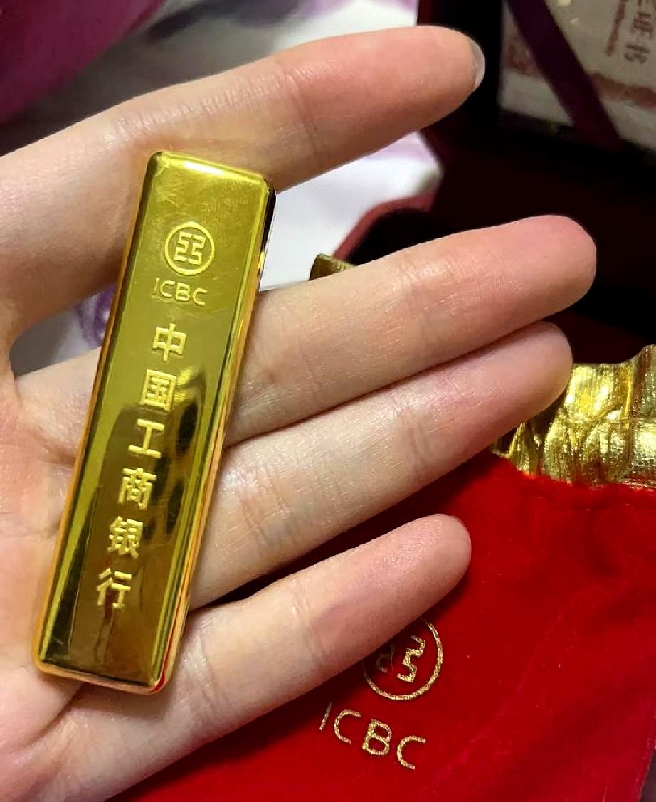 昨天砸20万买黄金的兄弟，今早睡醒睁眼一看，快3000块钱凭空蒸发，这会儿大腿都