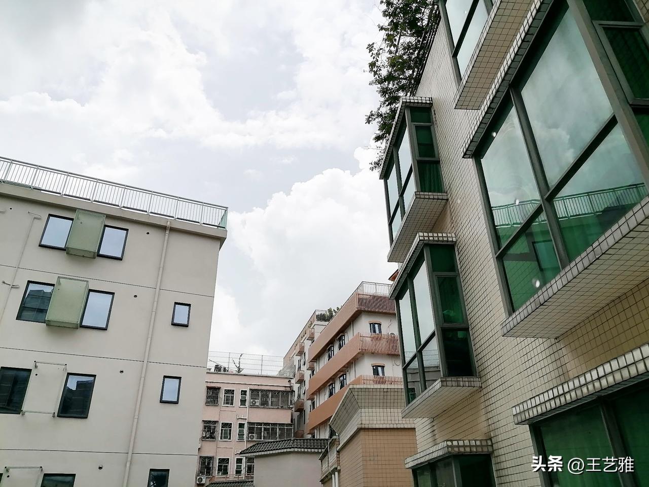 一会看样子可能还真的会有阵雨，看着远处那片云感觉很像带雨的云。

我把快干的衣服