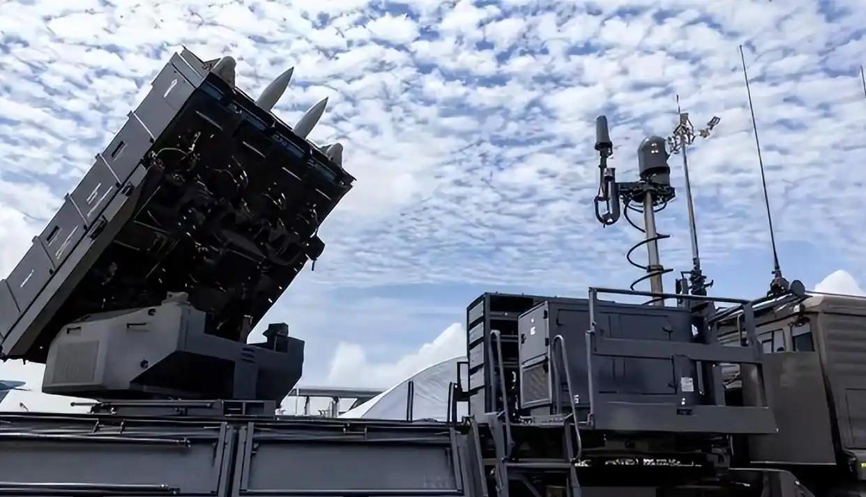 以色列躺平挨打，曾经嚣张的“中东小霸王”是要认怂了吗？不但被伊朗导弹按在地上摩擦