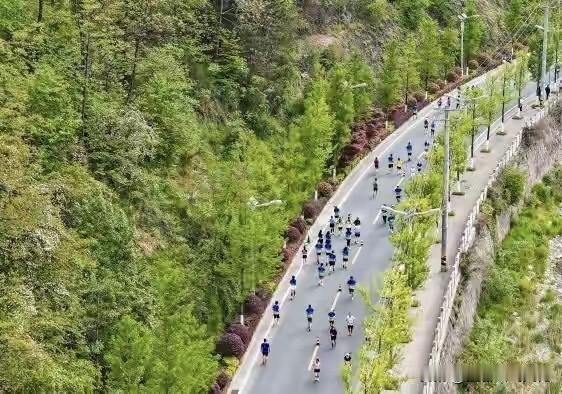 晒图笔记大赛2026镇安马拉松赛19日在位于秦岭南麓的镇安县开赛。5000名跑者