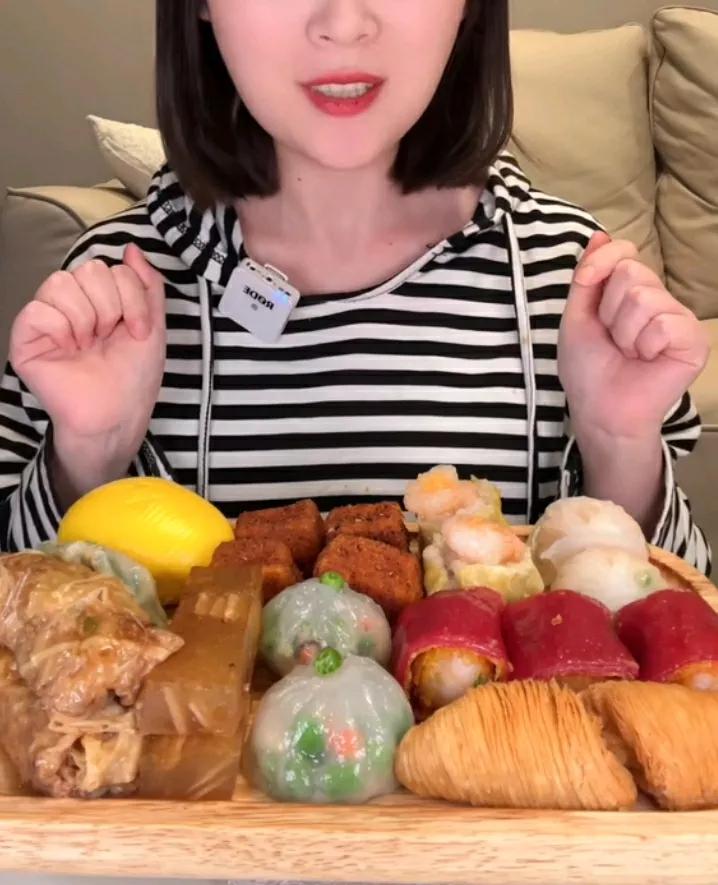 美食佳肴摆满桌，佳人笑语笑中开。#有闲来坐食# #上菜金包银# #美食在人间。#