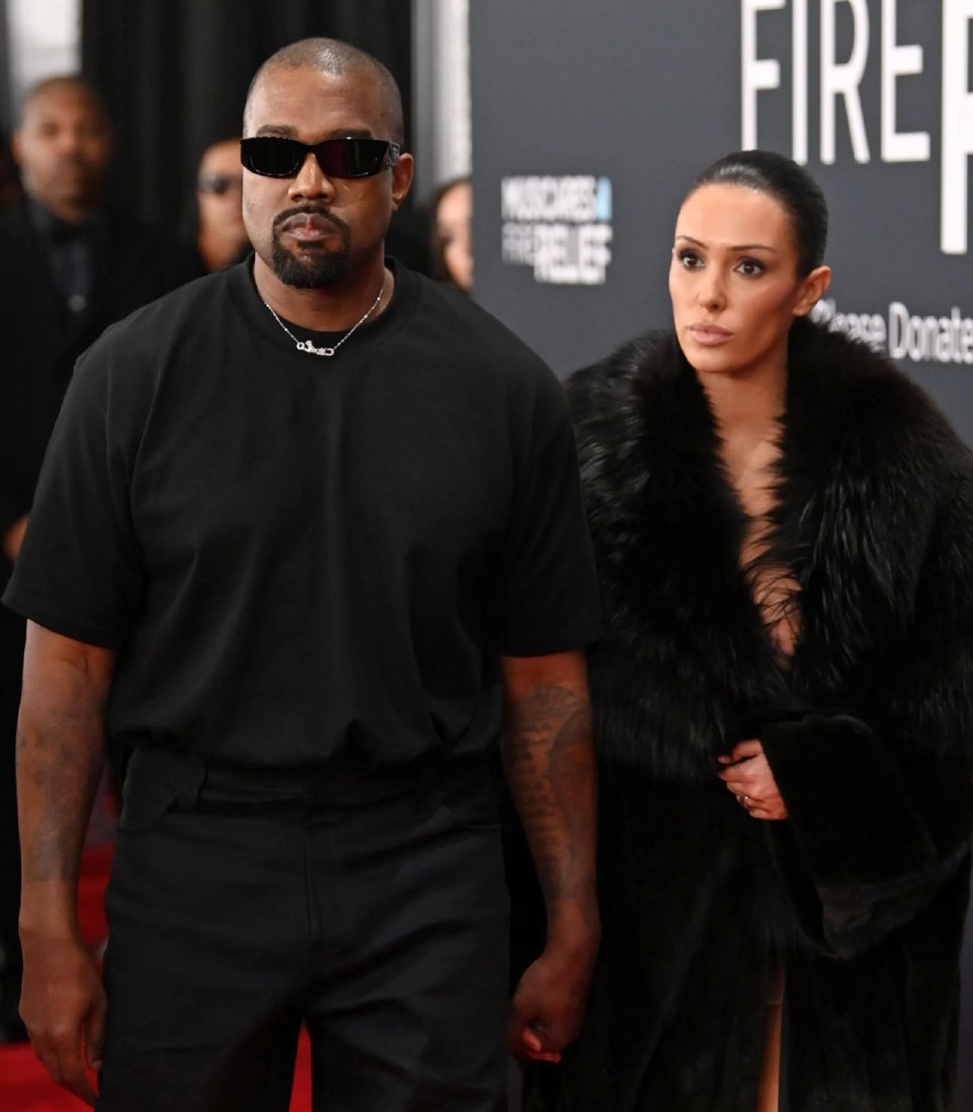 Kanye与妻子Bianca亮相格莱美红毯 