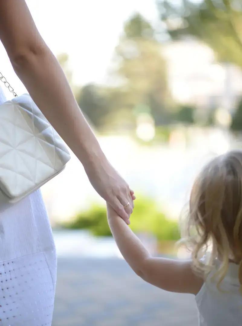 相亲角又出热搜。

一位34岁女海归博士举着牌子站了俩小时，被大爷大妈轮番劝退。