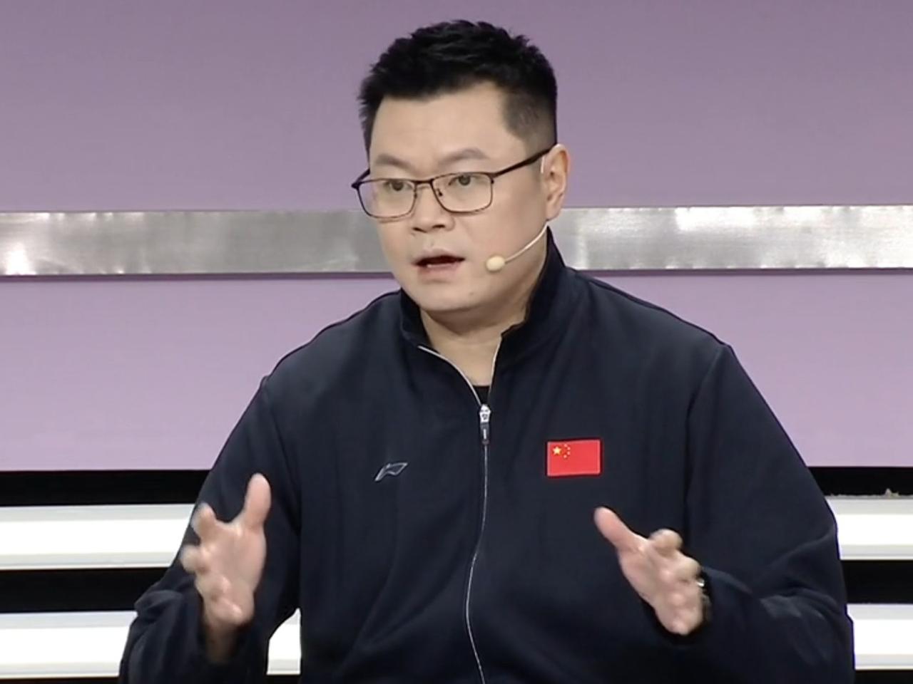 侯英超说：梁靖崑跟向鹏这场内战有点像是拆盲盒，
从整体实力上来讲，梁靖崑的经验和