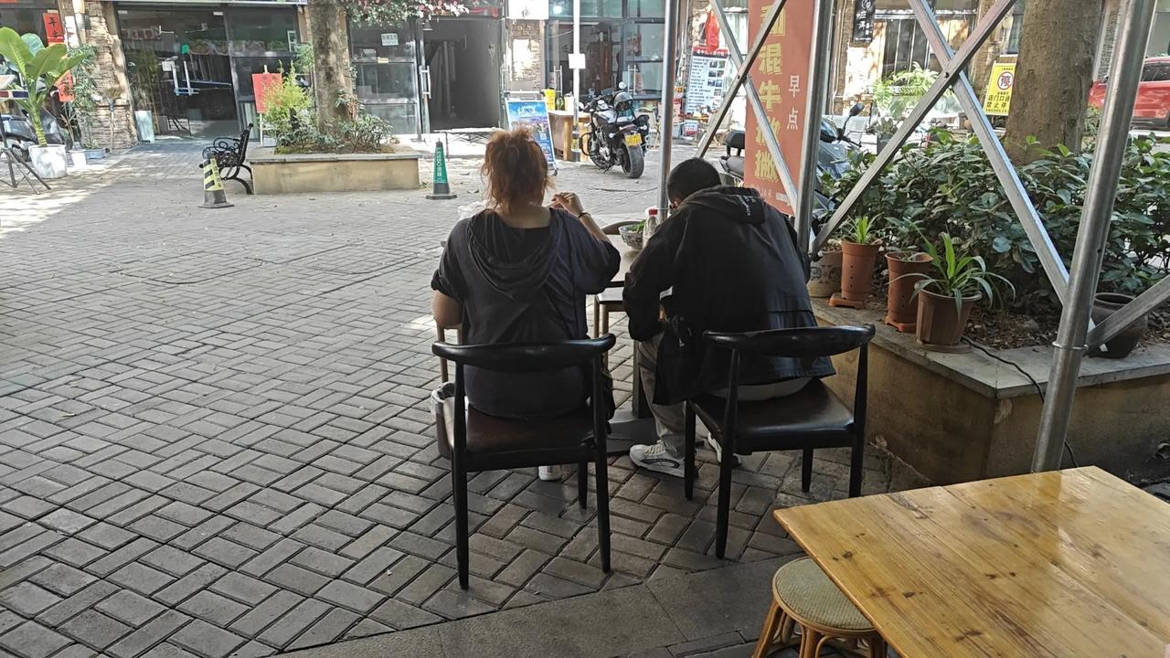 网友诸君有没有跟我同频的，晚上睡三个多小时就醒了，再想睡觉比大便干燥还费劲。担心