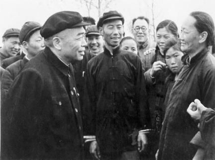 1947年一天晚上，彭德怀意外地发现桌上摆着几根水灵灵的黄瓜，他没有多想拿起一根