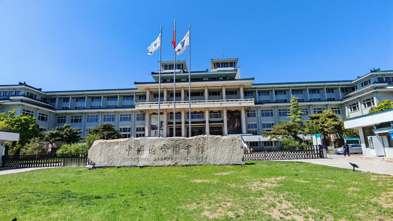 同是周一，为什么国家图书馆就闭馆， 而天文馆就开馆呢？

唉，真不巧昨天特意去了