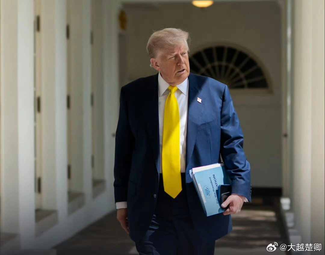 特朗普认为，为了避免格陵兰岛被中俄战领，应该给美国。他声称，倘若中俄要占领格陵兰