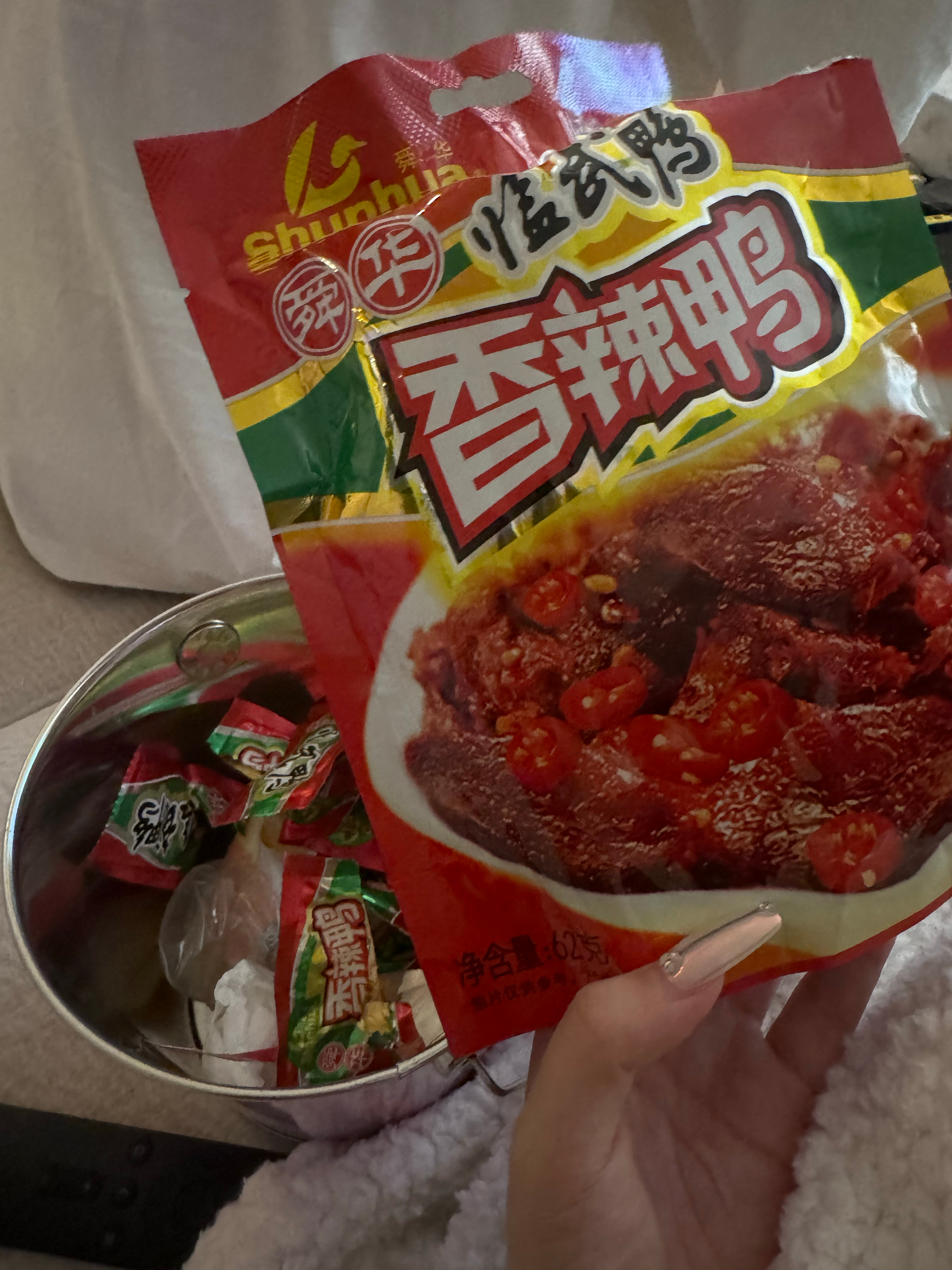 妈夸这个好好吃 一口气吃了一包 （小杜说我往家里买了一堆垃圾食品）[二哈] ​​