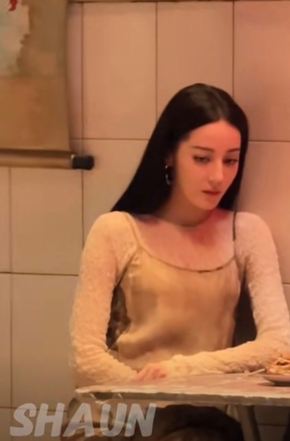 #迪丽热巴室内戏路透#  迪丽热巴今日路透超美，期待#枭起青壤#聂九罗！ ​​​