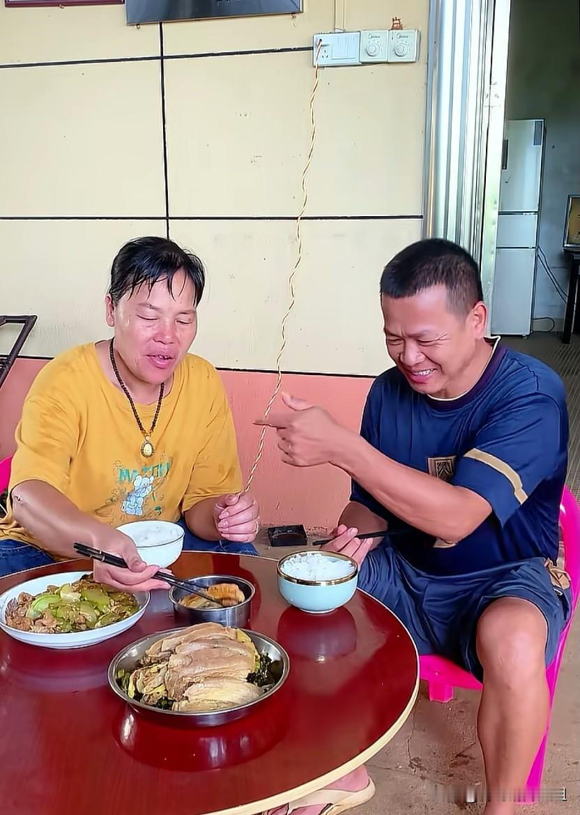无奢华不张扬，全红婵一家把平凡生活过成顶配幸福。
全红婵的父母静坐院中用餐，一桌