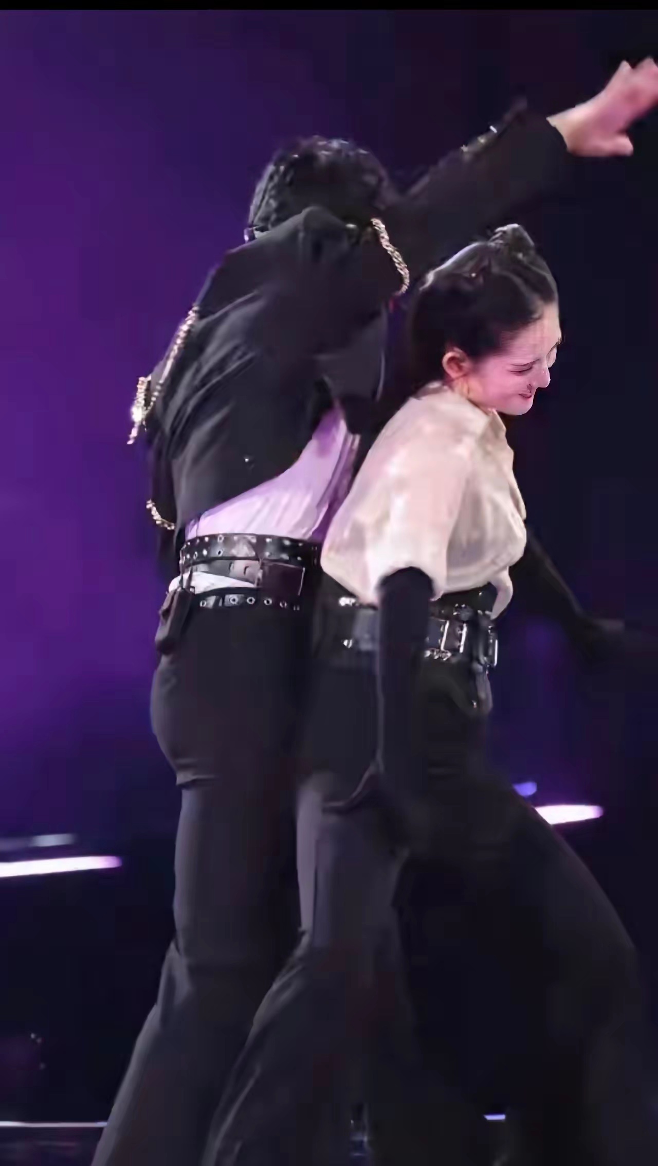 别盯谢娜的腰了。她真正拴住张杰的，是凌晨5点的健身房。多数夫妻下班后各自刷手机，