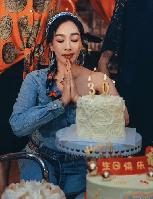 53岁了还能有这种状态，钟丽缇真是活成了所有女人都羡慕的样子！活在幸福中的女人，