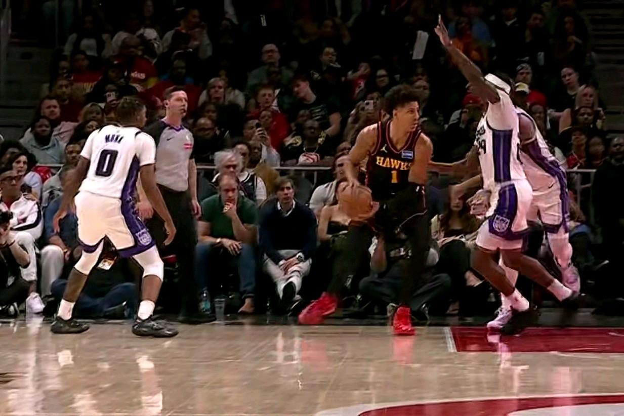 摆烂技术哪家强？

熟悉的剧本又来了：在老鹰主场迎战国王的末节比赛中发生极其疯狂