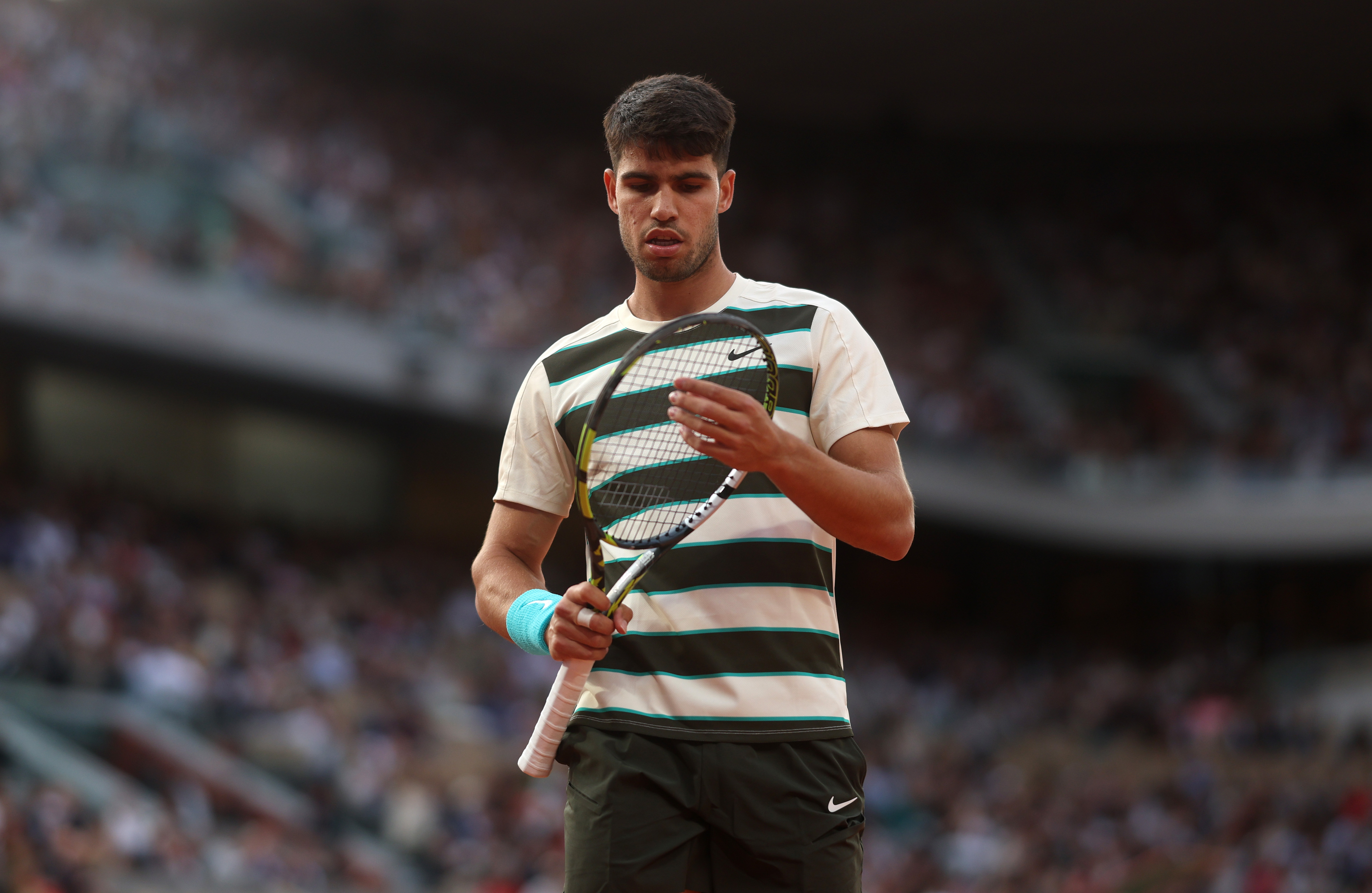 阿尔卡拉斯因伤缺席今年法网🎙️两届卫冕冠军阿尔卡拉斯宣布因手腕受伤，将缺席今年