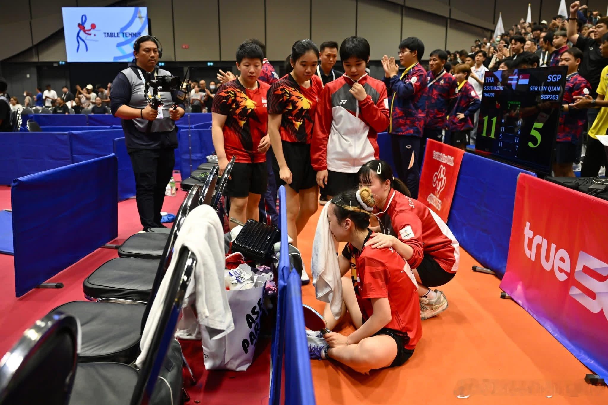 新加坡乒乓女队在泰国东运2025的女子团体赛金牌战中，经历接近四小时激战，最终以