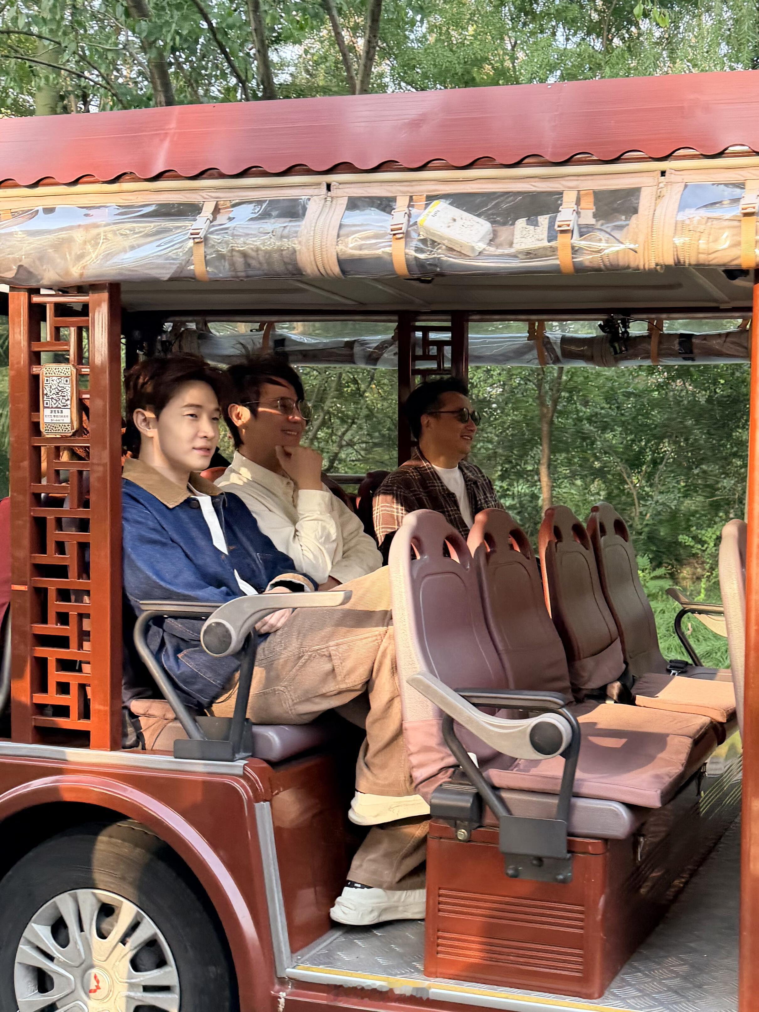 在乌镇 随处可见张艺兴 刘宪华😍又见到张艺兴啦～张艺兴 刘宪华 张子枫 彭昱畅