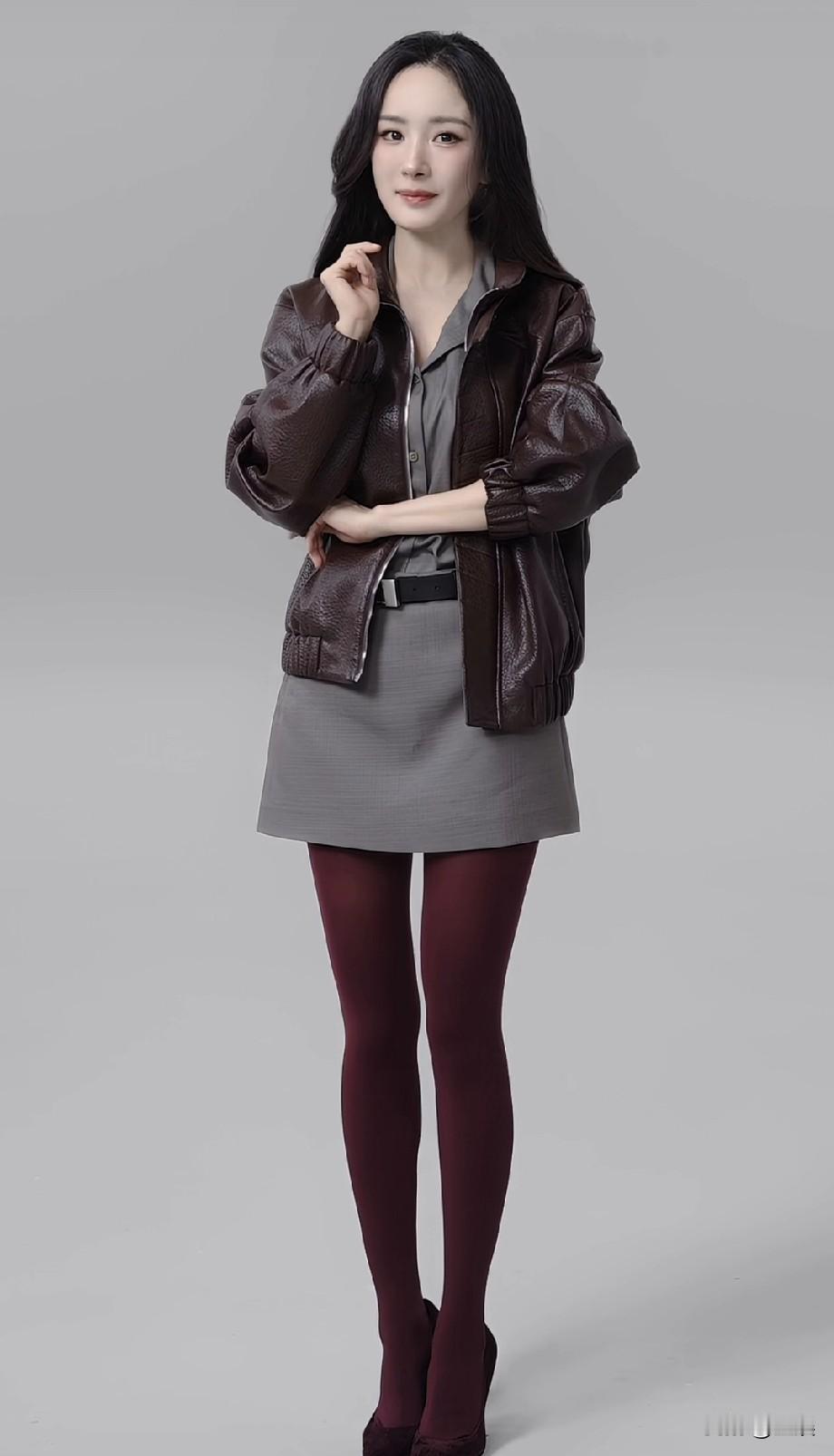 杨幂简约灰调连衣裙，利落的衬衫领+腰带设计，干练又显气质；外搭一件复古棕皮衣