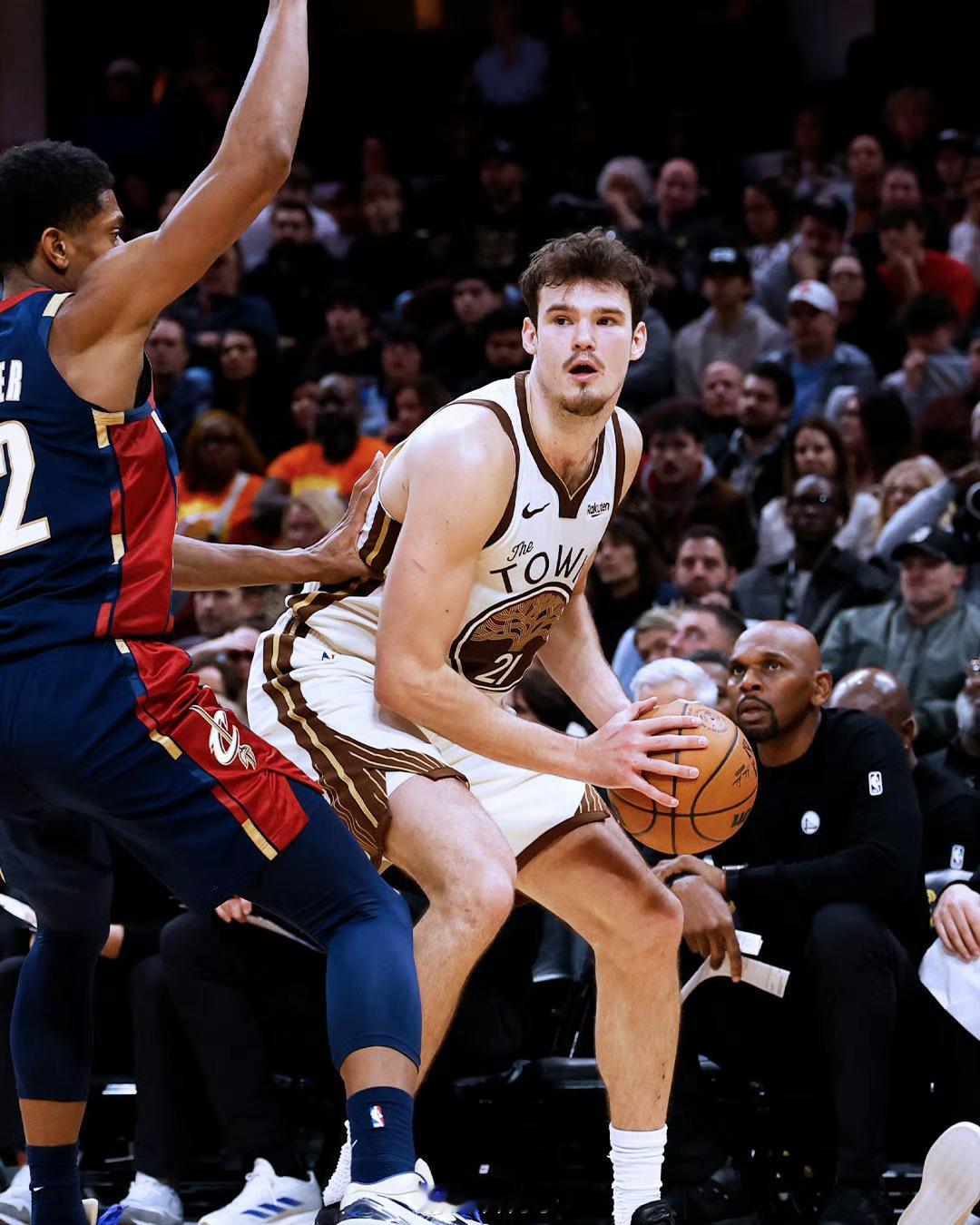 背靠背、客场、残阵、两连胜这几个词放在一起，真是不容易啊…btw.波斯特差一个球