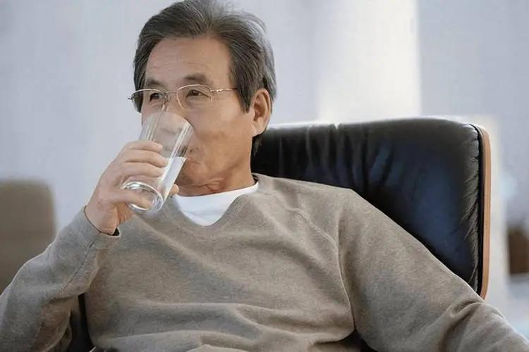 大爷每天晨起喝水，心衰被送急诊？专家无奈：喝水时，这几点要注意


“每天早上喝