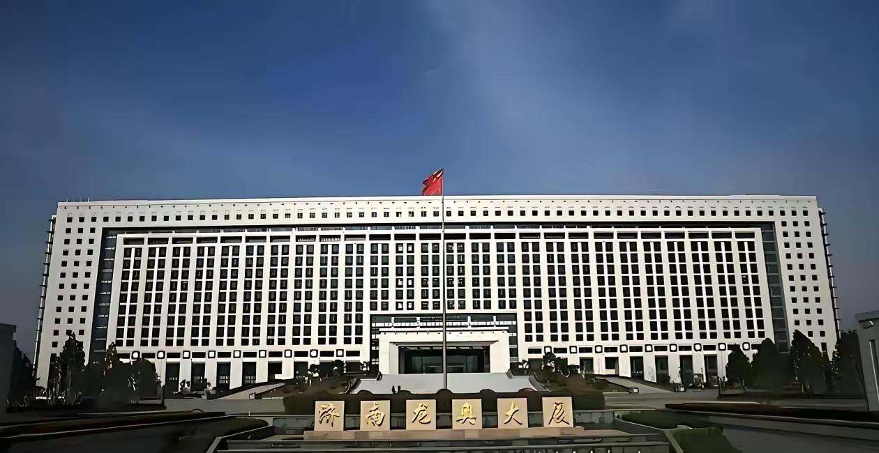 中国“最豪华”的政府大楼在山东济南。
        龙奥大厦位于山东省济南市历