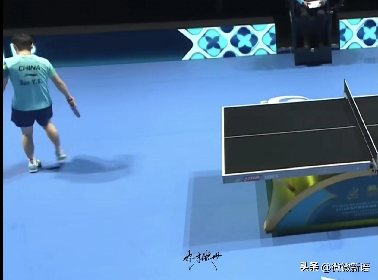 莎莎一上场，先用鞋子蹭蹭地胶滑不滑，她肯定也看到今天考夫蔓打比赛时候被滑倒了，所