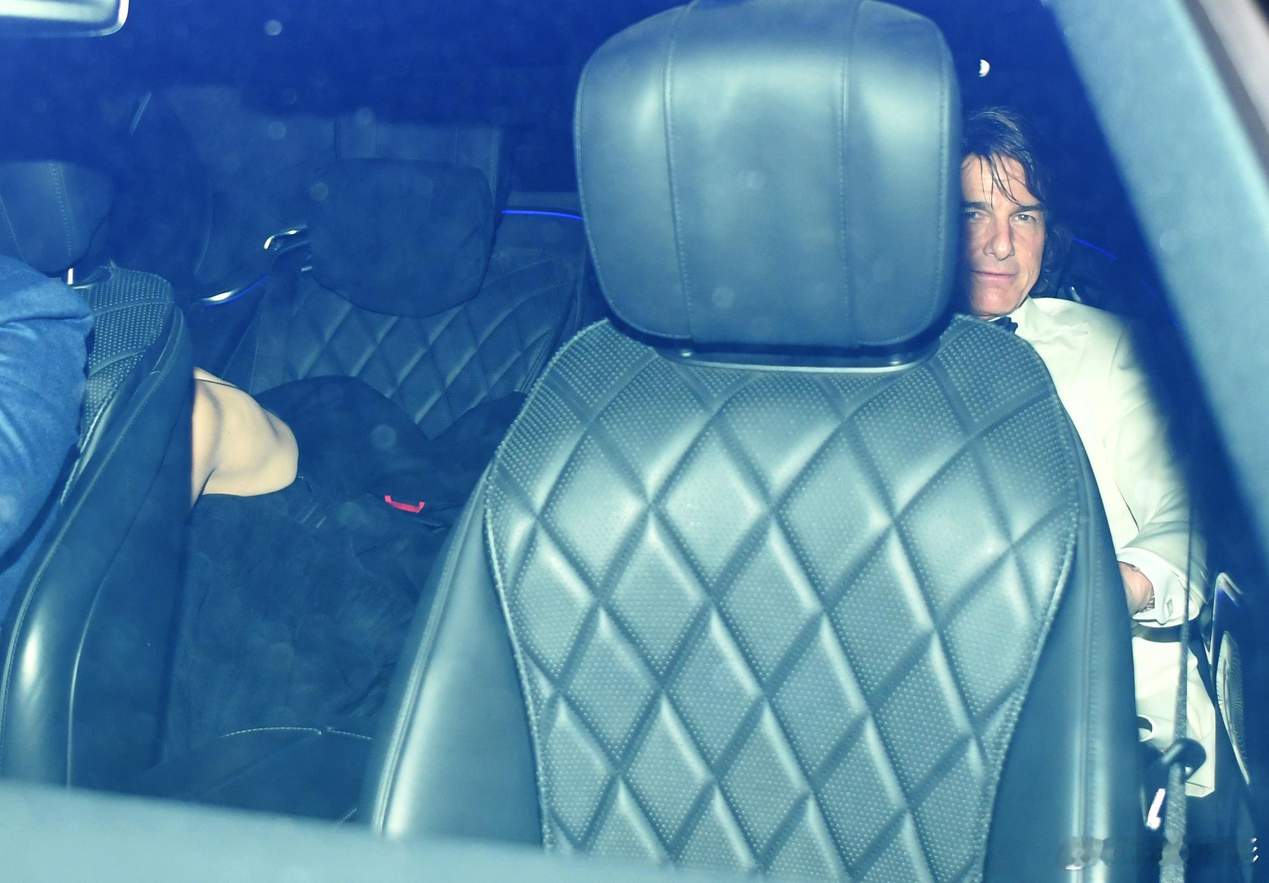 【高清】Tom Cruise spotted leaving the bash 
