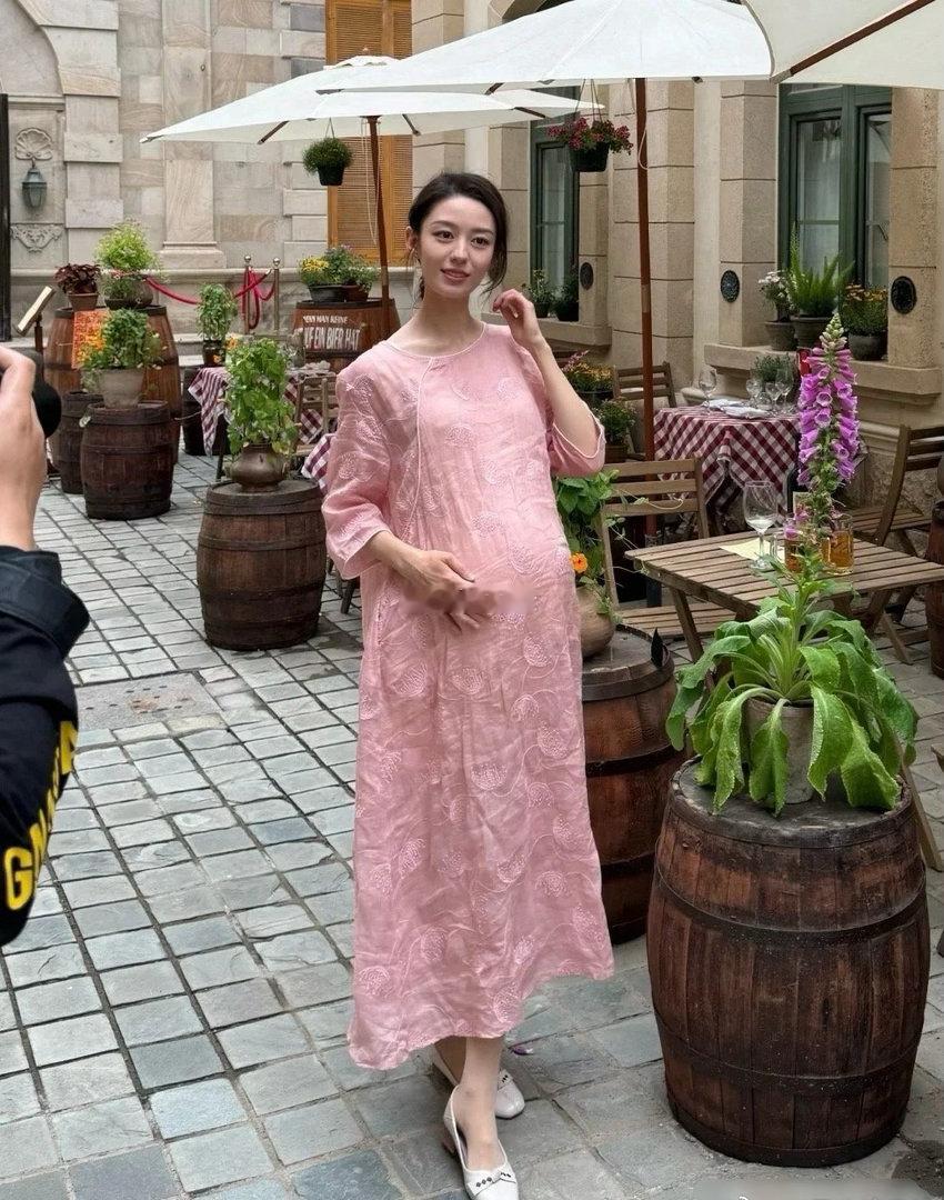 这就是明星和普通人的区别吗？明星怀孕的时候都美若天仙啊…… 