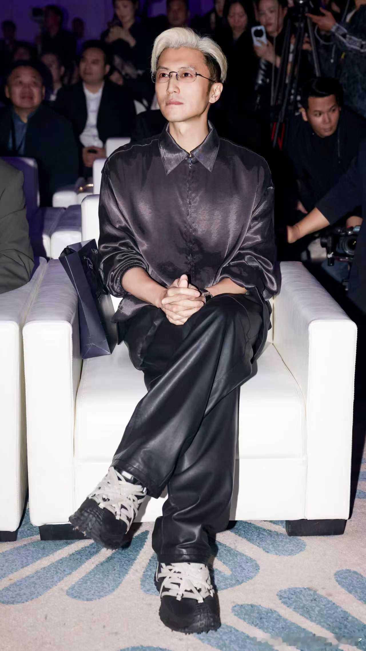 谢霆锋 九十年代留子黑珍珠现场惊现90年代留子天花板！金发眼镜配深灰夹克，谢大厨