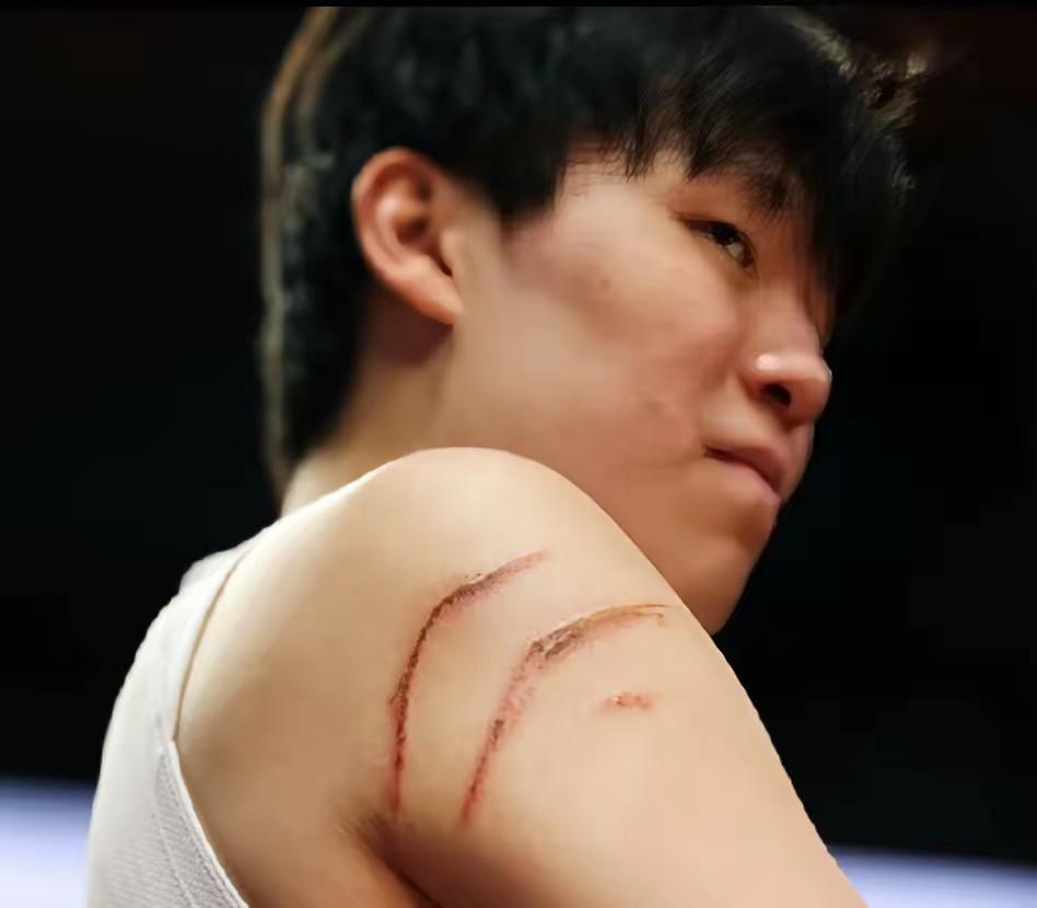 谁也没想到的是开拓者爆冷以103比102险胜了强大的火箭队，戏剧性的是最后一刻杜