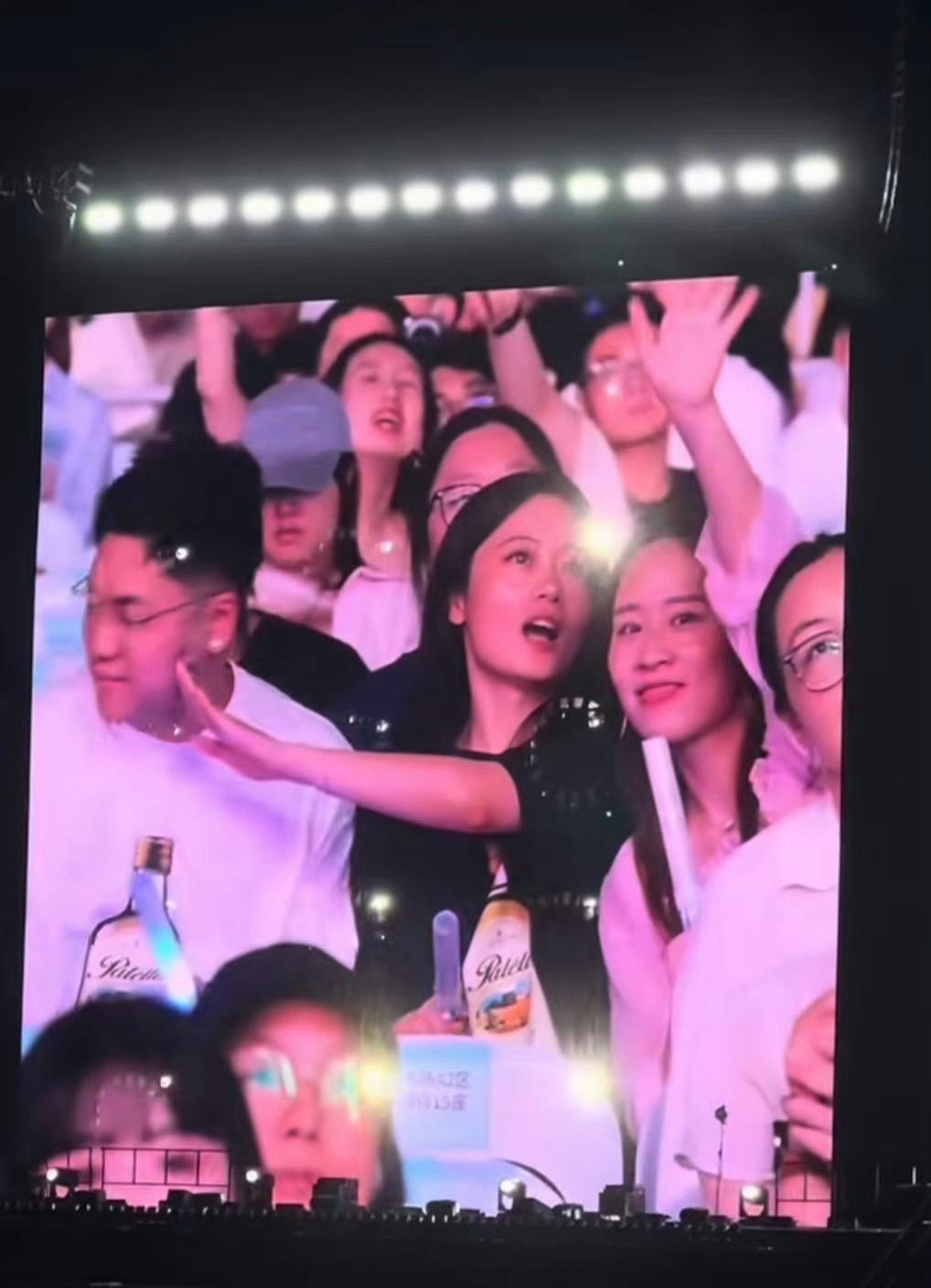  
事件本质是“Kiss Cam”引发的尴尬互动 这件事发生在萧敬腾杭州演唱会的