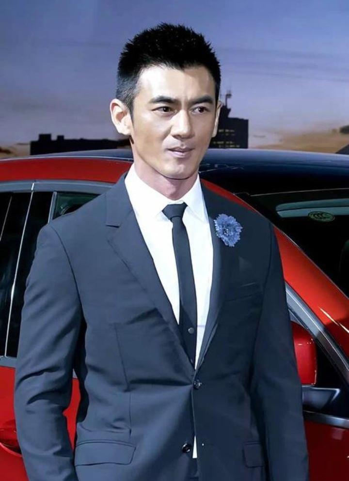 没当过一天兵，却被称之为硬汉的任天野，56岁身材管理依旧，状态超然！
当年凭借“