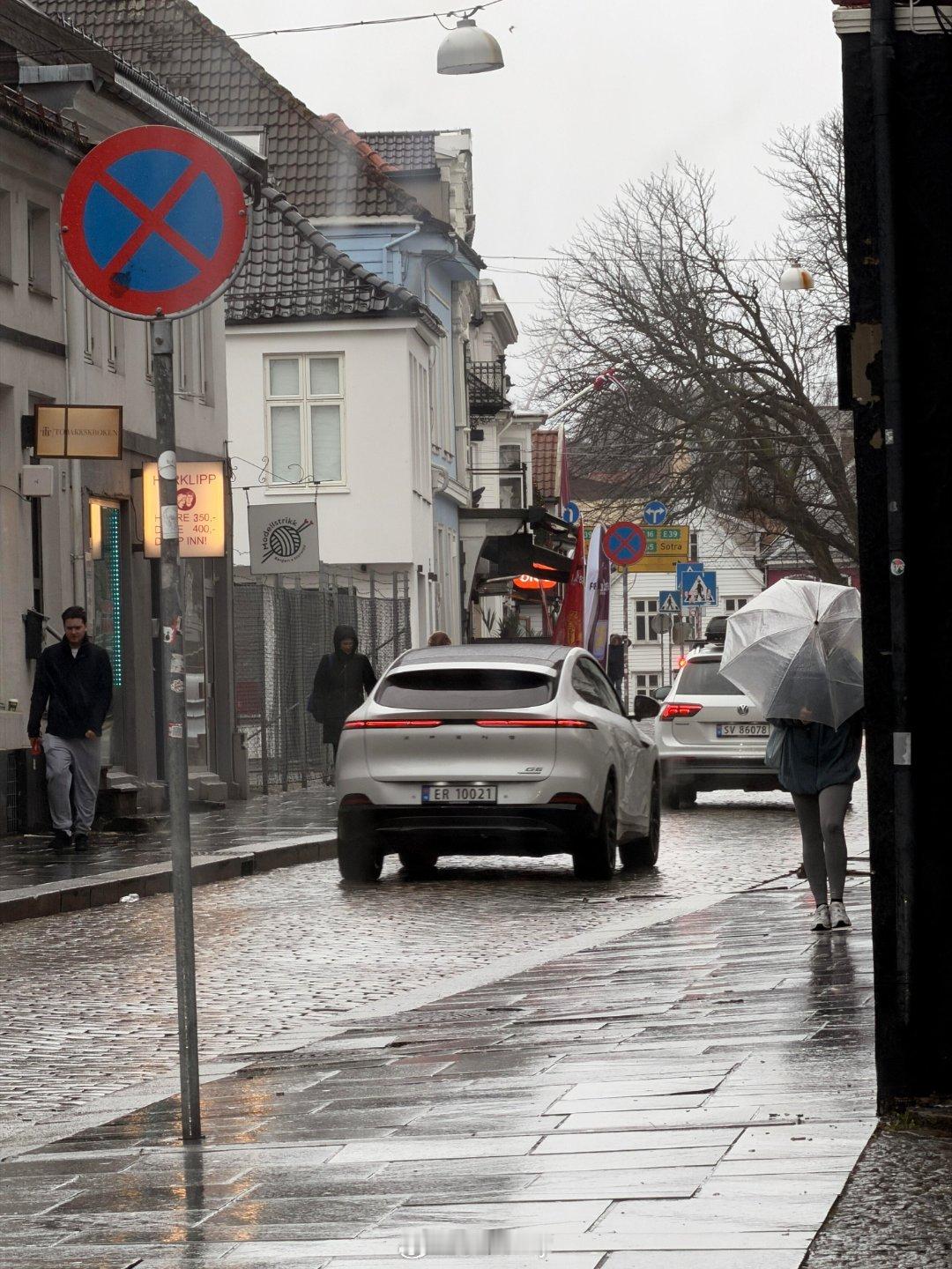 挪威街头的中国新能源汽车﻿ 真不少，甚至还有红旗！以及，只要不挂绿牌，车子颜值立