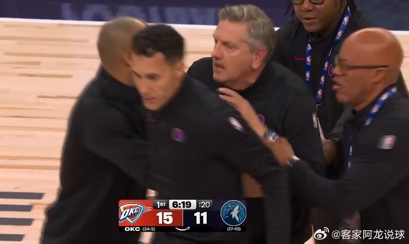 致敬杨鸣！森林狼主教练芬奇不满裁判连吃两T被驱逐，半节打卡下班！