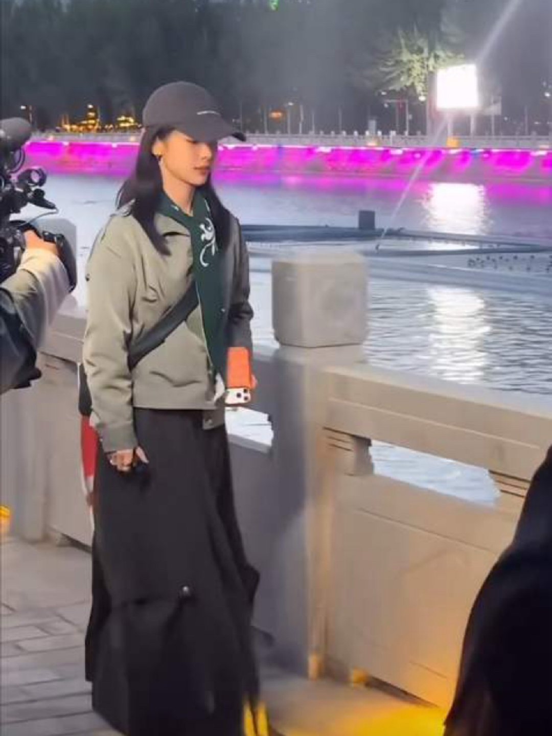 杨紫路人视角素颜出镜，这几乎没化妆了！别看年龄不大，可是有二十年工龄的老戏骨了！