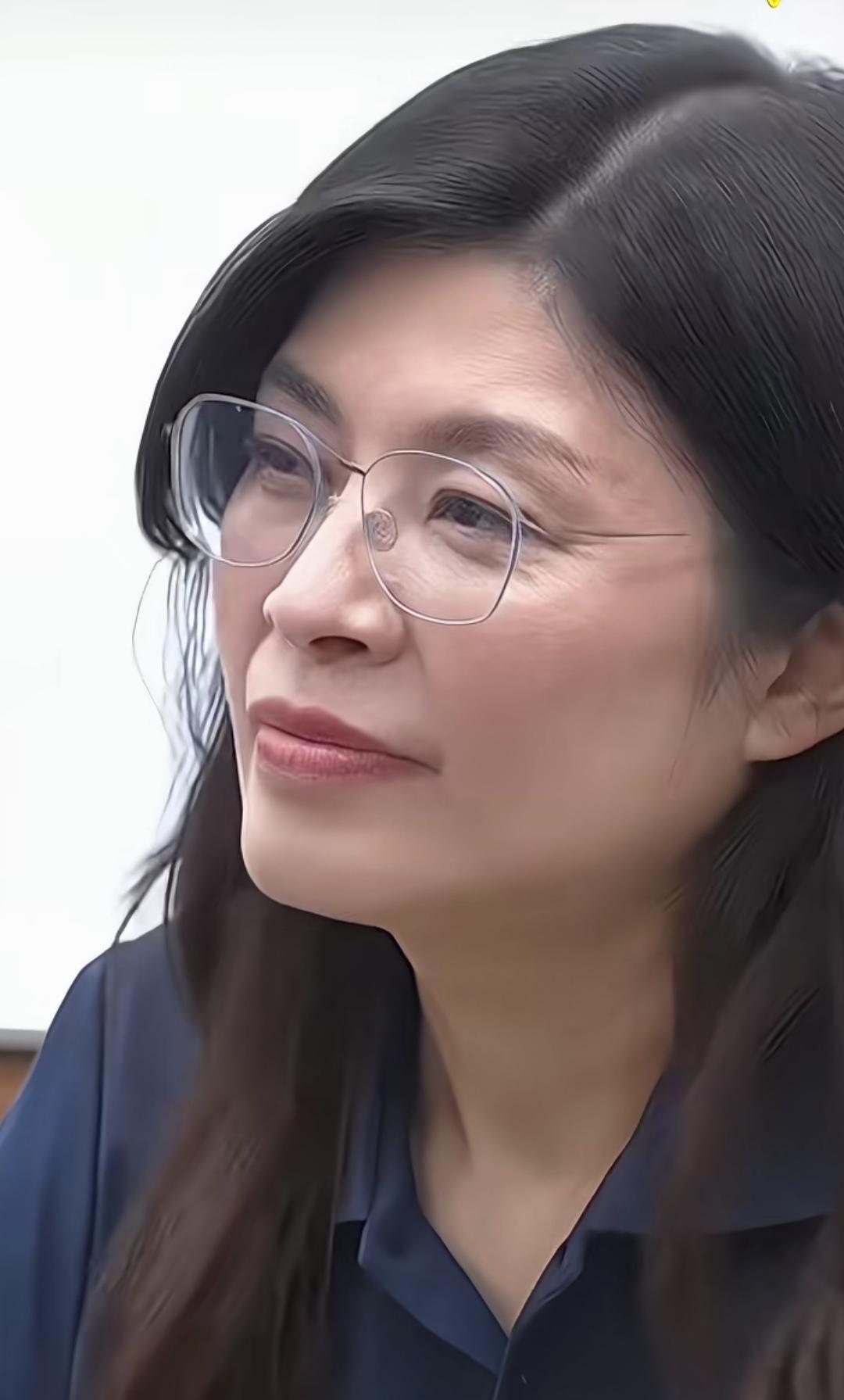 郑丽文在接受CNN的一档专访时说道，台湾不应该在中国和美国之间选边站。
试间身为