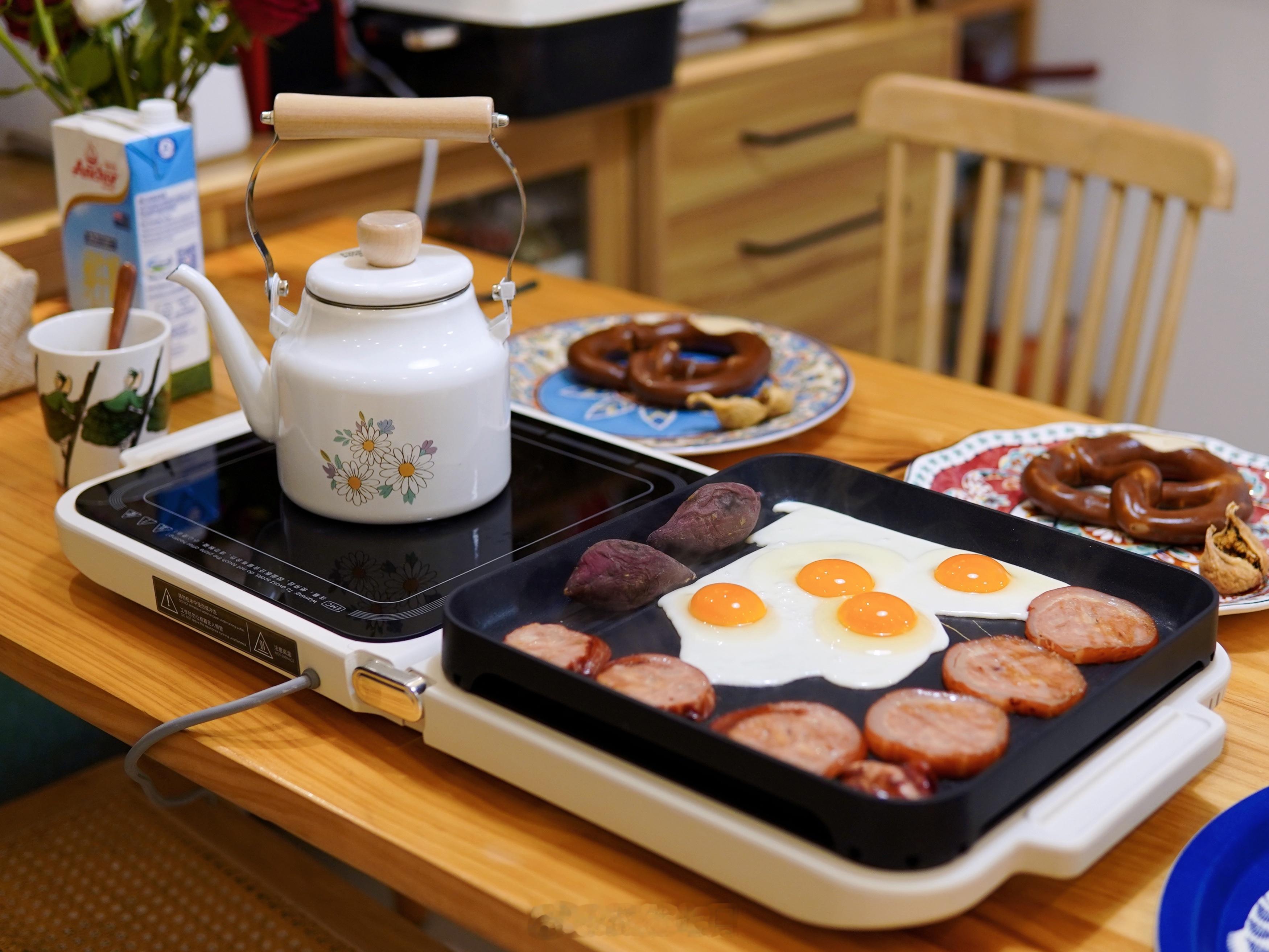 🌧️下雨，吃热乎乎的早餐，在餐桌上一边做一边吃。摩飞的新款折叠多功能锅，两侧电