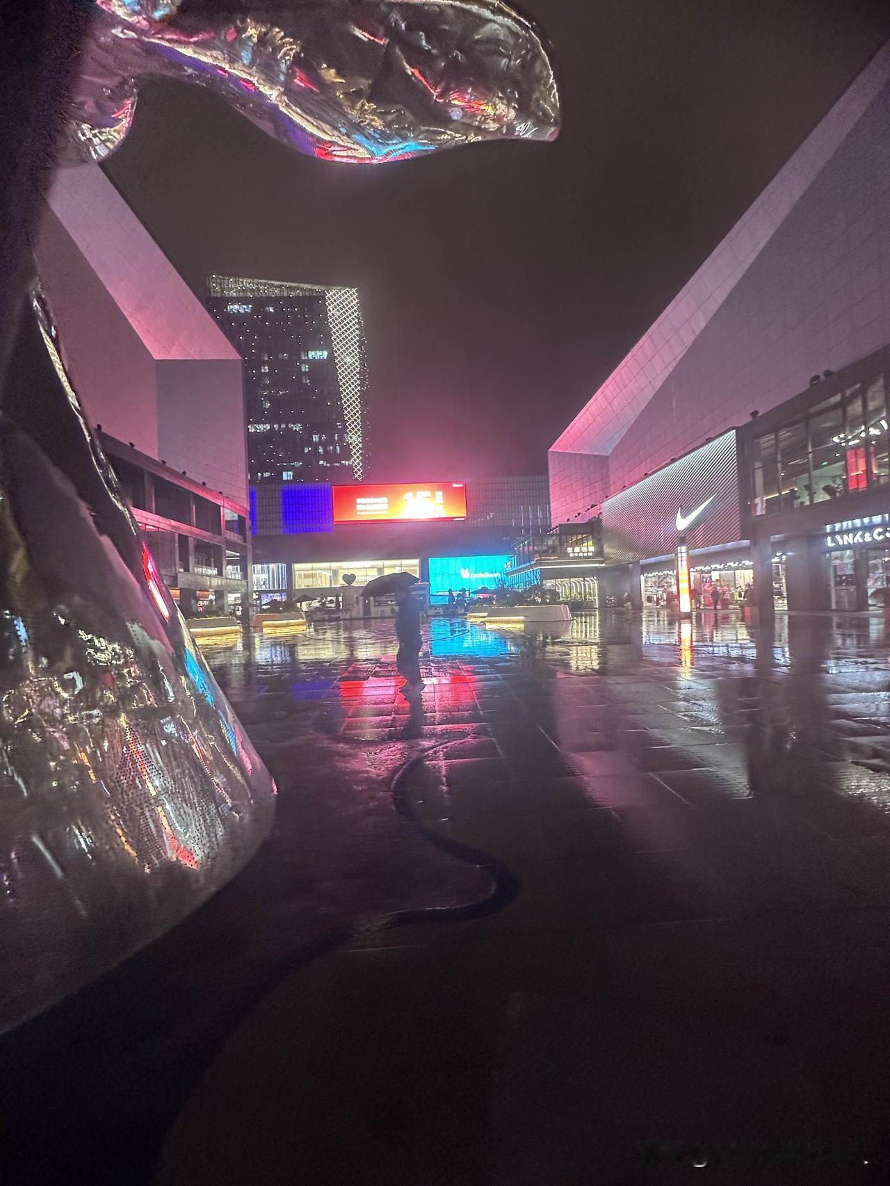 冬日生活打卡季传说中的上海五角场，繁华热闹，充满活力，年轻人真多。