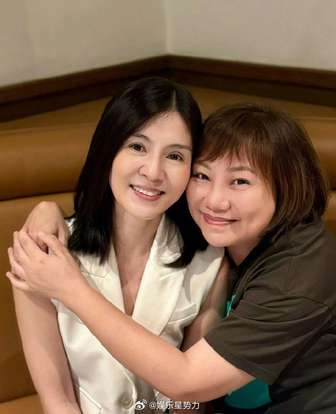 51岁的杨采妮杨采妮回港与好友聚会 26日好友晒出与杨采妮聚会合照，配文"真正的