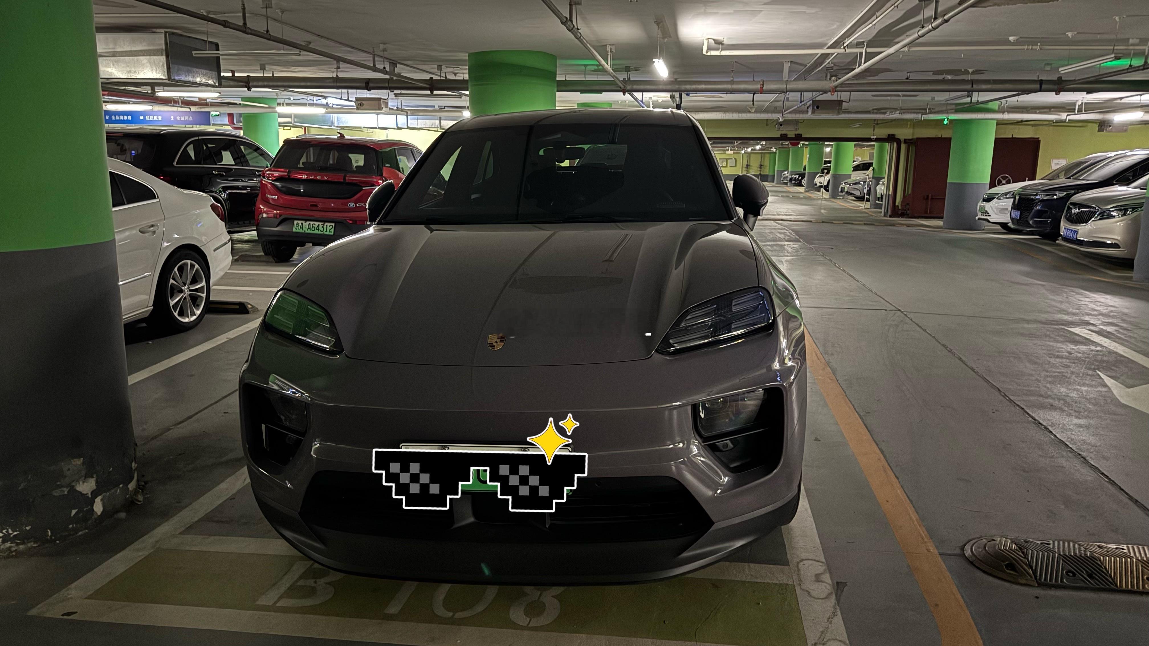 在地库里看见一个稀有品种，电动macan。这个车比劳斯莱斯还少见吧！ ​​​