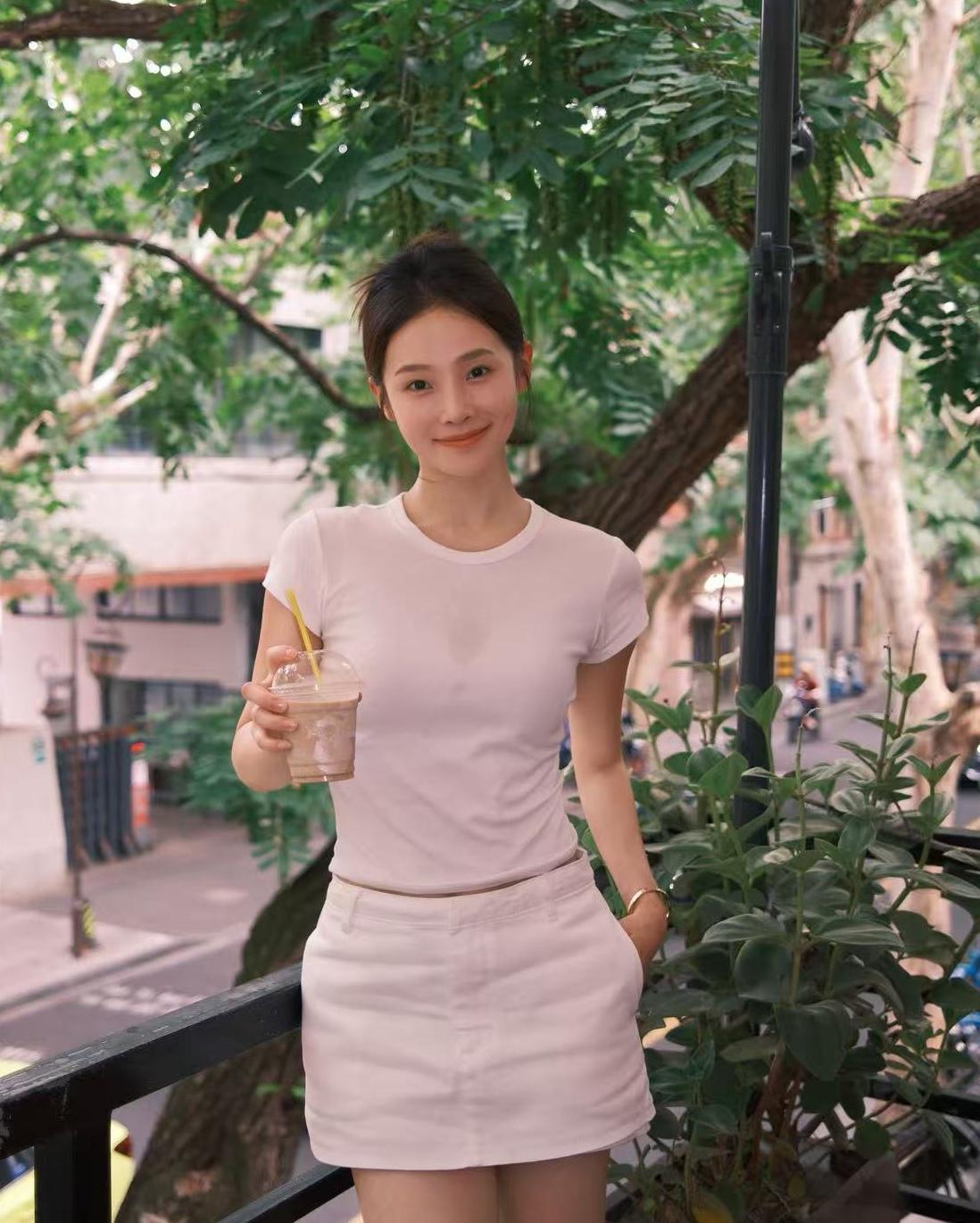 夏日、树荫、冰咖啡，和一身清爽的白，
风一吹，就接住了一整个夏天的松弛感。