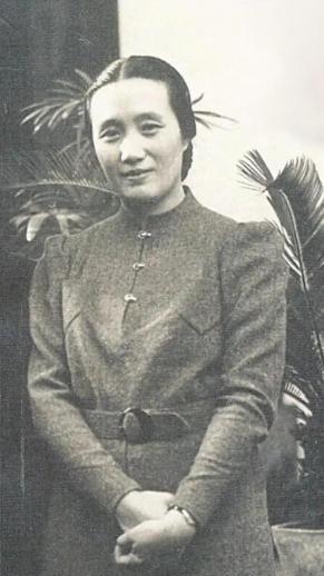 1925年，连生4女的董竹君，为圆丈夫儿子梦，冒死怀第5胎， 就为圆丈夫那点儿子