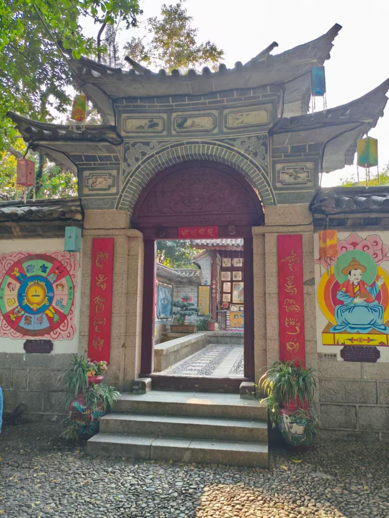 深圳锦绣中华，又称“中华民俗村”，位于深圳市南山区深南大道9003号，是中国首个