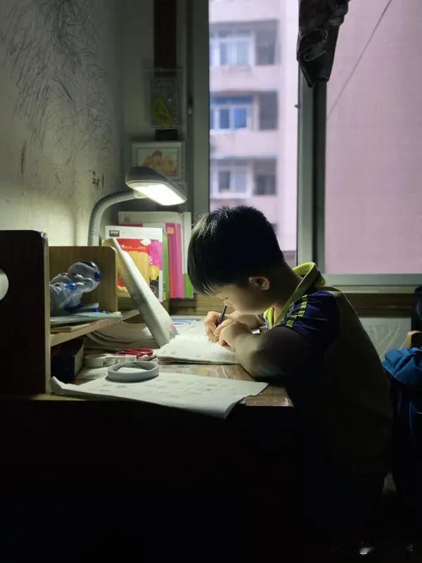 现在小学生的作业，已经离谱到能把家长看冒冷汗的程度了？

湖北某小学最近布置了一