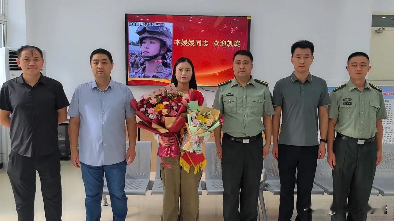 今日（9月13日）下午四点多，参加今年阅兵仪式的扬州仪征籍女军花李媛媛荣誉返乡，