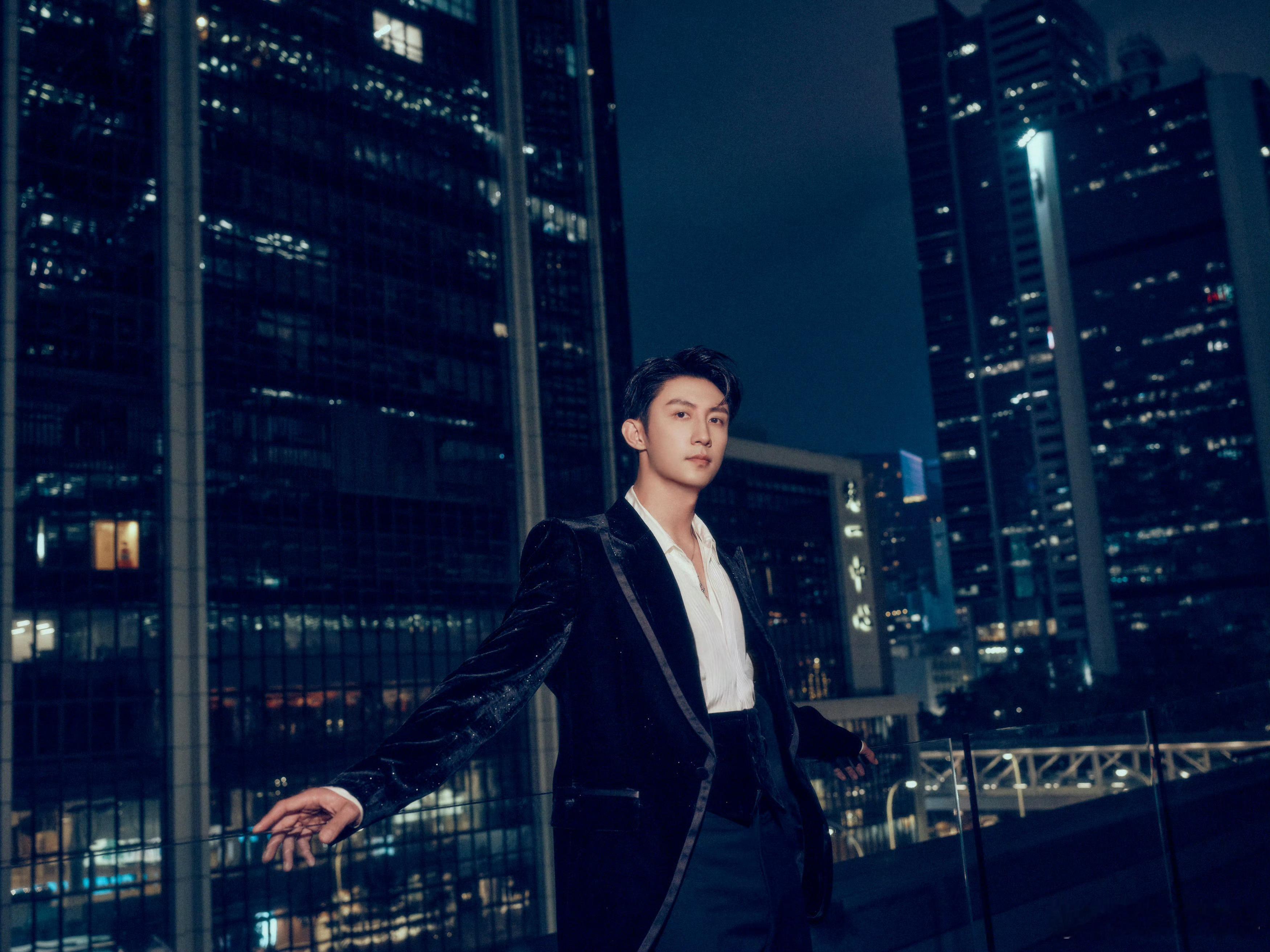 黄景瑜这身是来接管公司的吧啥接管，公司就是他的。