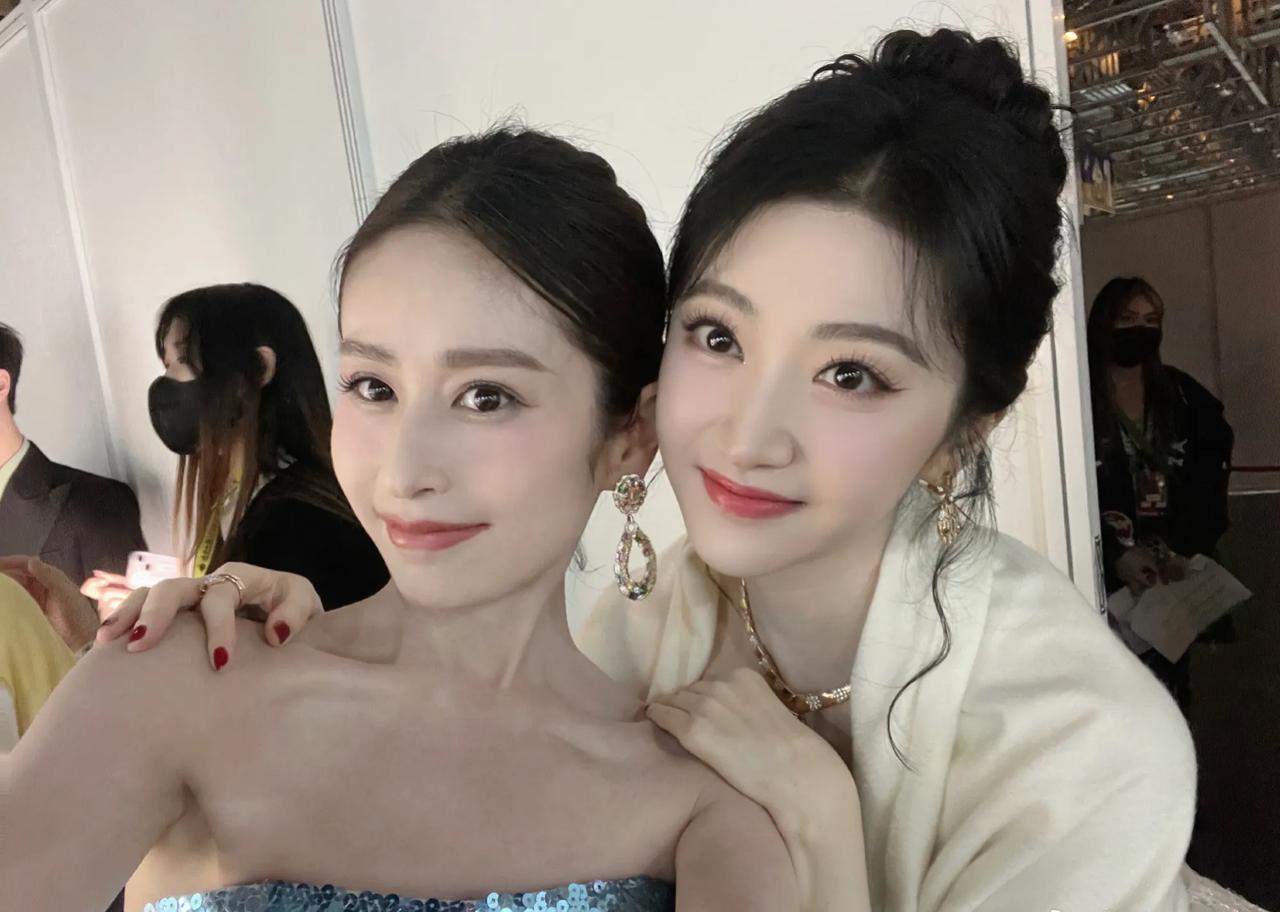 景甜和颖儿两大美女在后台拍照，这也太养眼了吧！俩人又白又瘦，一个比一个美。颖儿虽