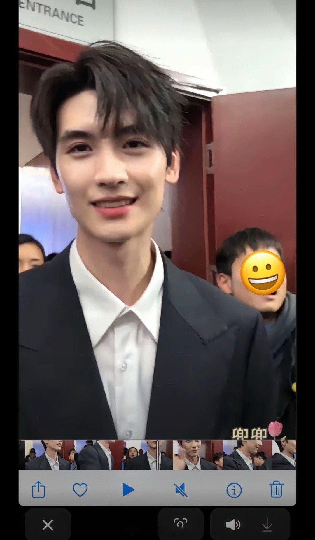 爱笑的眼睛要一直笑哦黄俊捷 ​​​