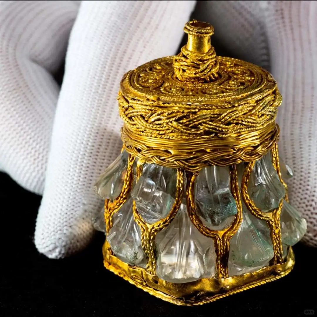 这个精美的罗马水晶罐源自维京时代，是 2014 年在苏格兰西部一片耕地...