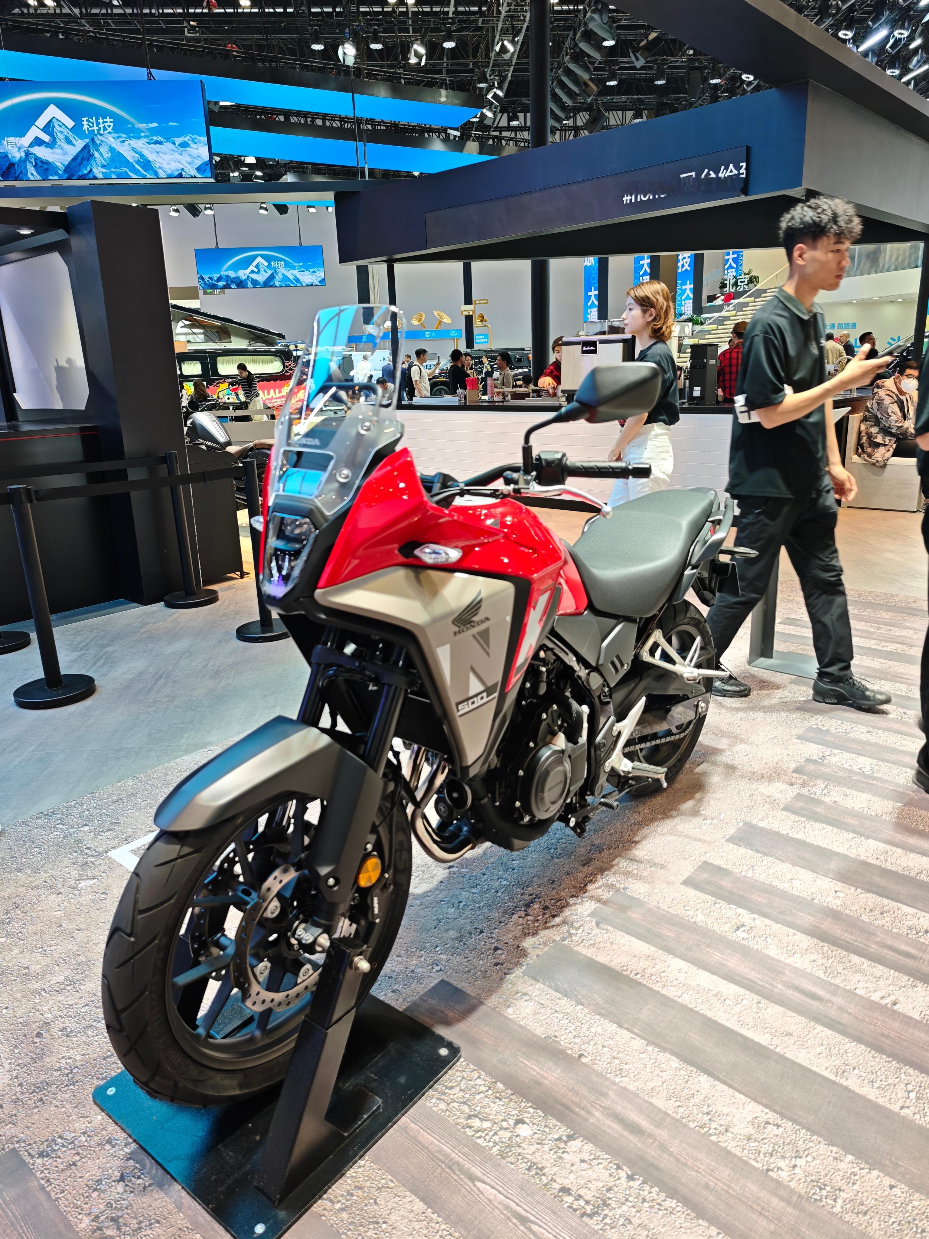 本田展台没啥新能源味道全是情绪价值初代思域、Motor GP赛车、割草机、发电机